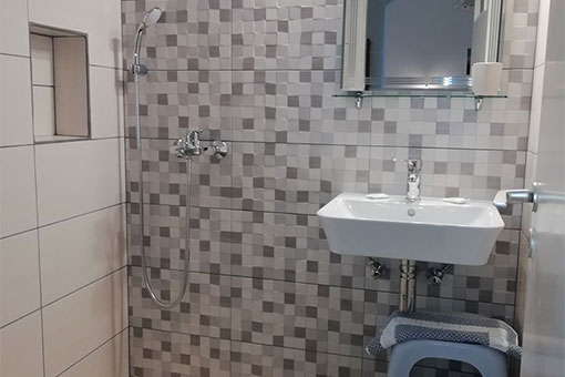 La salle de bain dans les chambres et appartements Roubina à Chryssopigi