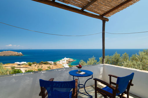 The courtyard at Roubina Rooms in Sifnos