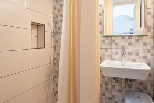Το μπάνιο στα δωμάτια και διαμερίσματα Ρουμπίνα στην Χρυσοπηγή