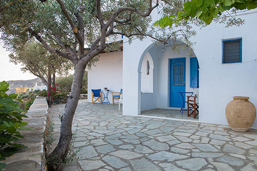 The courtyard at Roubina Rooms in Sifnos