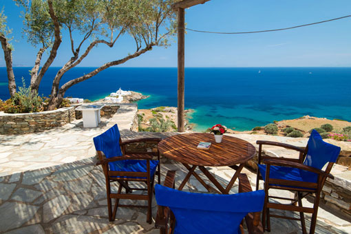 Vue panoramique sur la mer Égée depuis les chambres Roubina