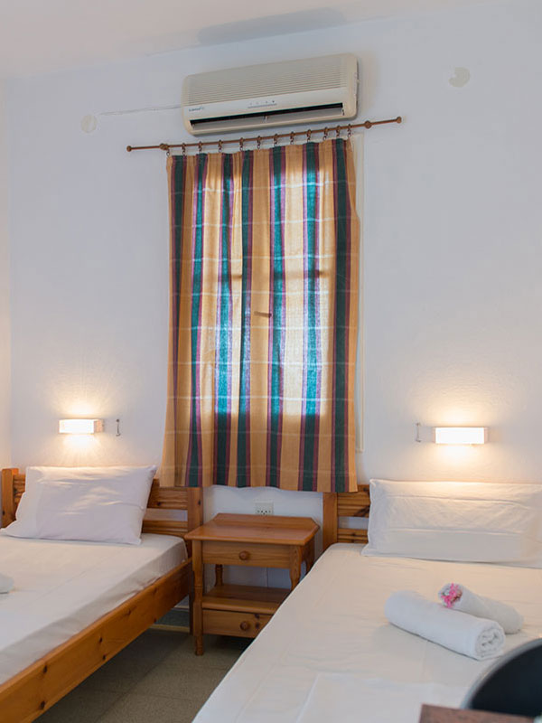 Υπνοδωμάτιο με διπλό κρεβάτι στα καταλύματα Ρουμπίνα